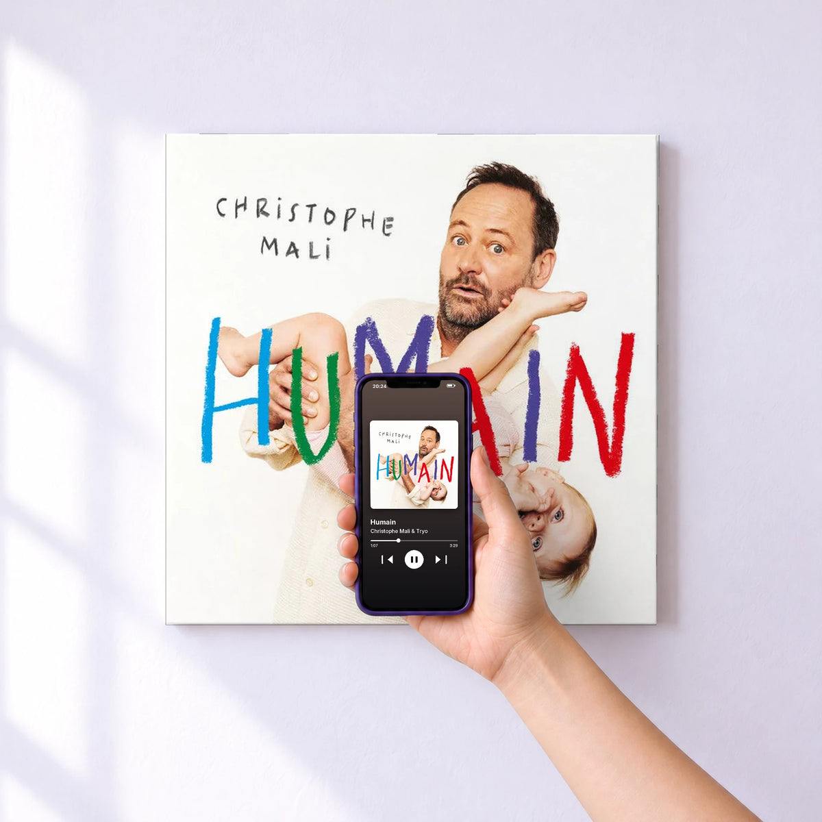 Affiche connectée Humain de Christophe Mali & Tryo au mur : l'album se lance en approchant le téléphone