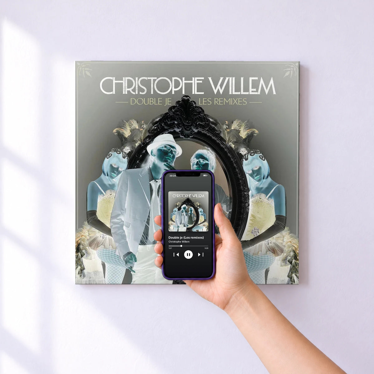 Affiche connectée Double je (Les remixes) de Christophe Willem au mur : l'album se lance en approchant le téléphone