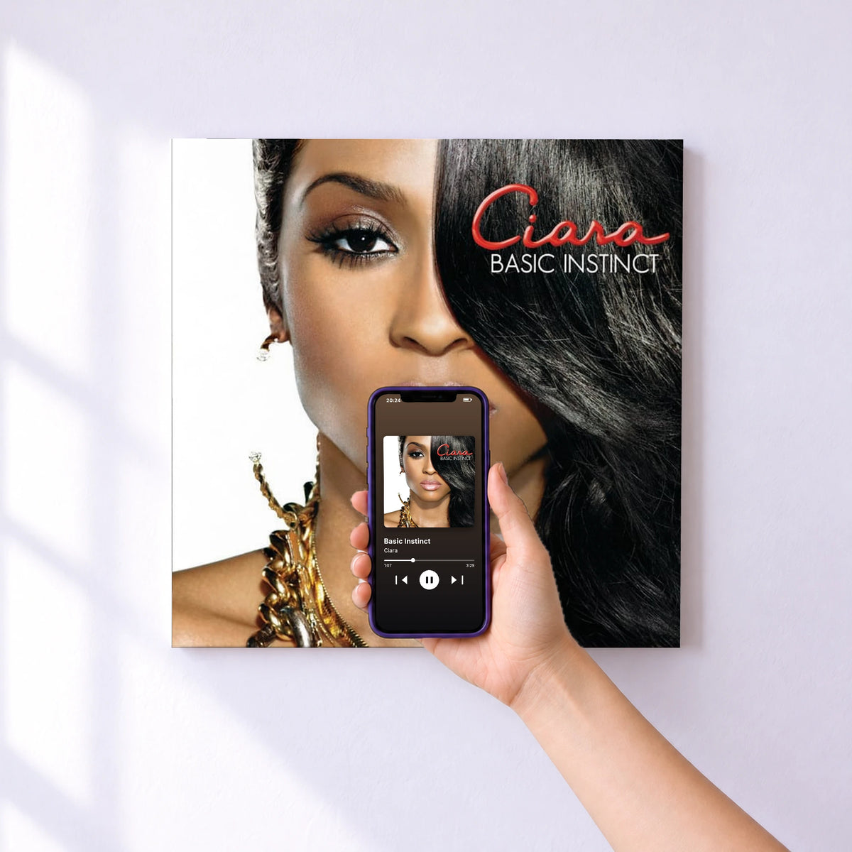 Affiche connectée Basic Instinct de Ciara au mur : l'album se lance en approchant le téléphone