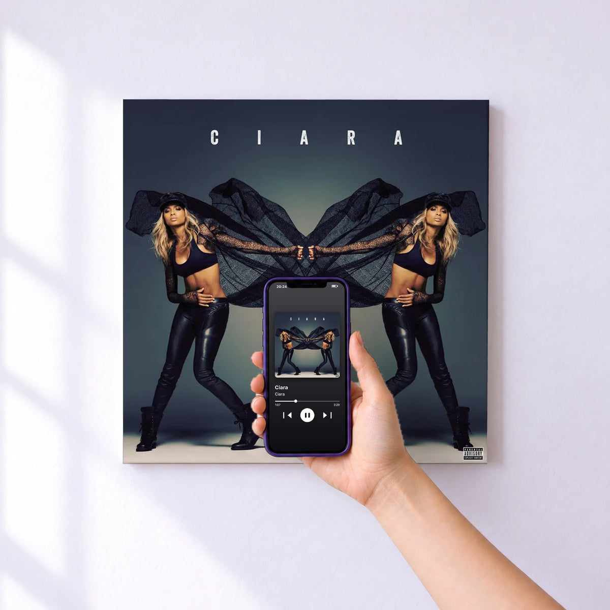 Affiche connectée Ciara de Ciara au mur : l'album se lance en approchant le téléphone