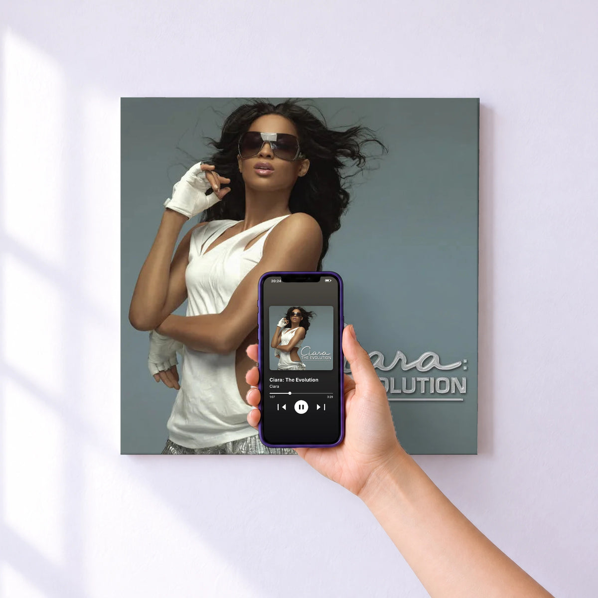 Affiche connectée Ciara: The Evolution de Ciara au mur : l'album se lance en approchant le téléphone