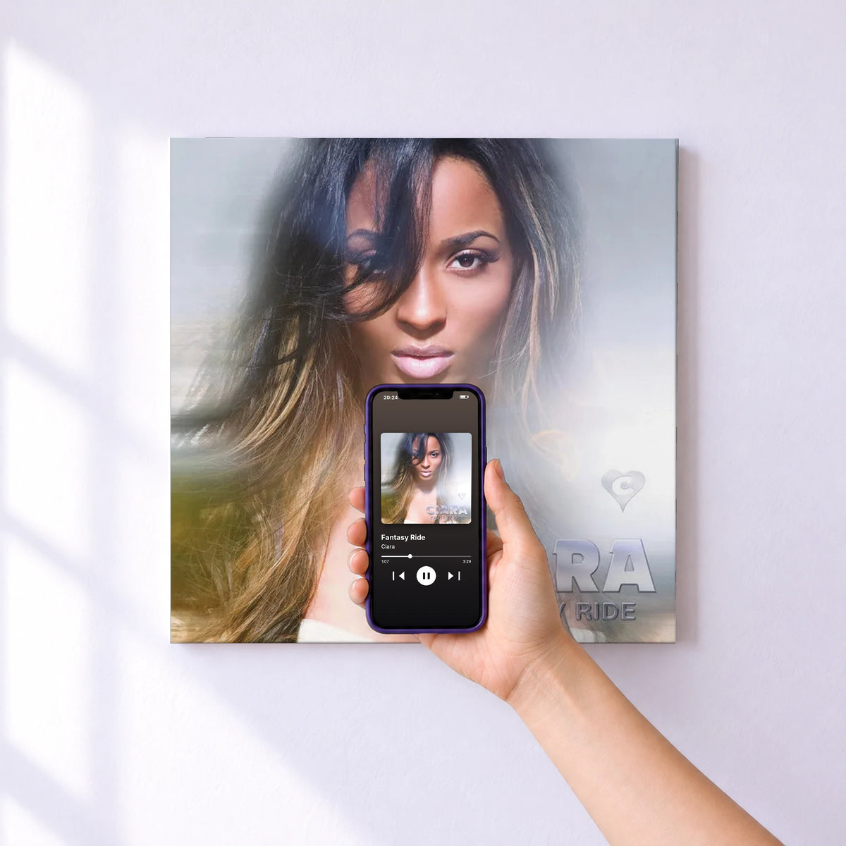 Affiche connectée Fantasy Ride de Ciara au mur : l'album se lance en approchant le téléphone
