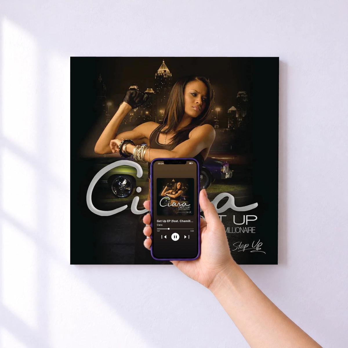 Affiche connectée Get Up EP (feat. Chamillionaire) de Ciara au mur : l'album se lance en approchant le téléphone