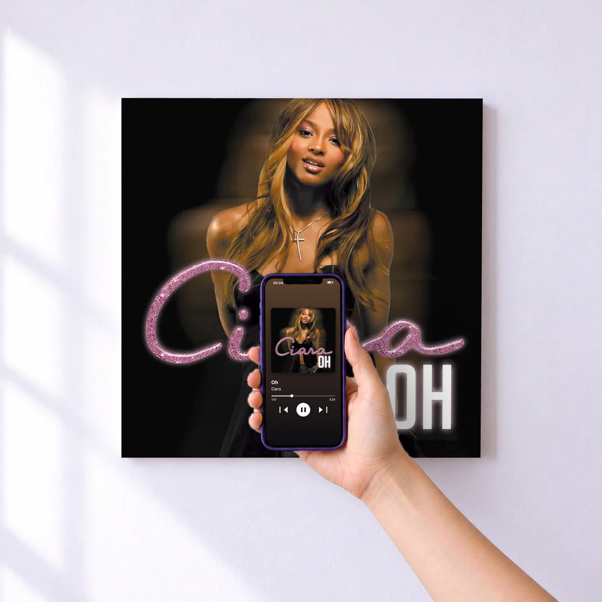 Affiche connectée Oh de Ciara au mur : l'album se lance en approchant le téléphone
