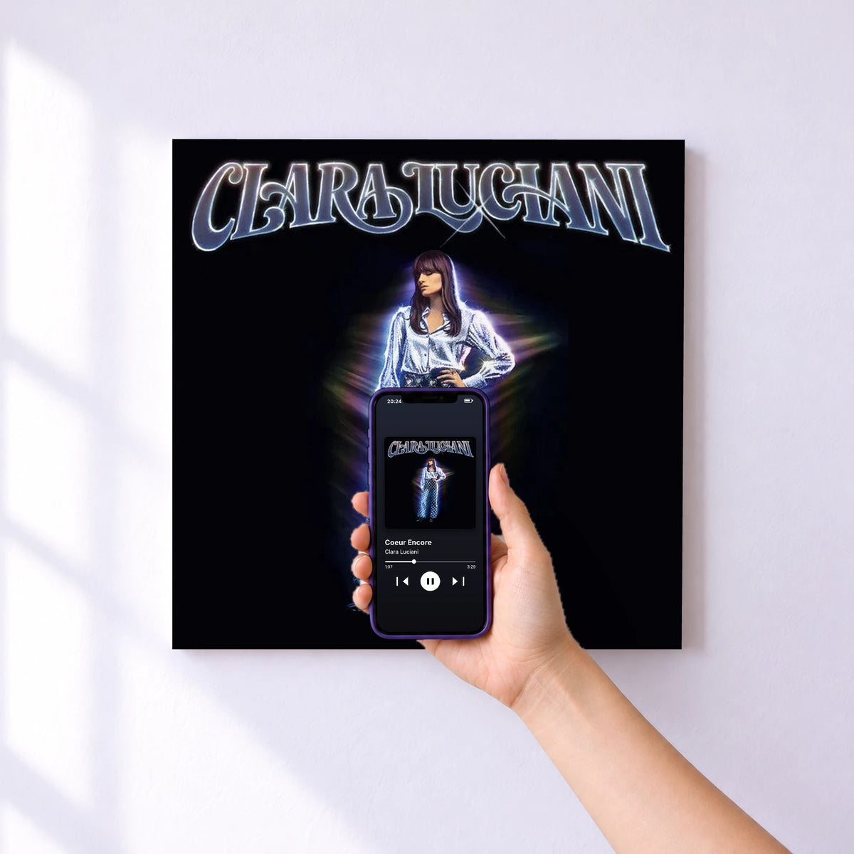 Affiche connectée Coeur Encore de Clara Luciani au mur : l'album se lance en approchant le téléphone