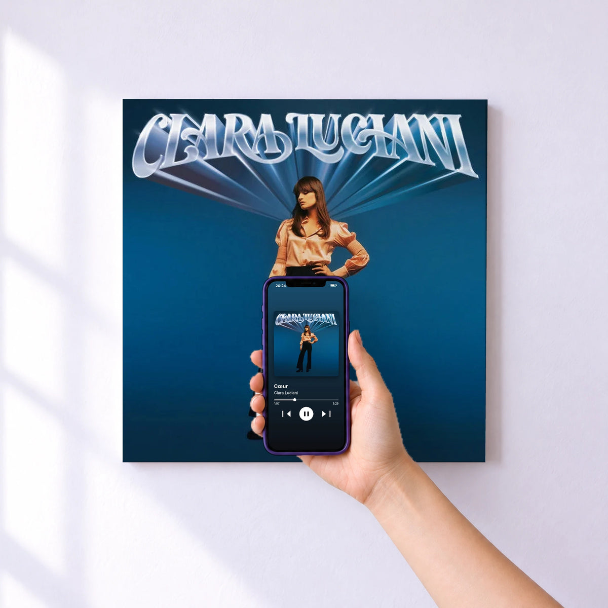 Affiche connectée Cœur de Clara Luciani au mur : l'album se lance en approchant le téléphone