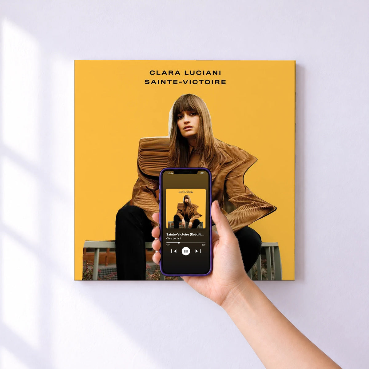 Affiche connectée Sainte-Victoire (Réédition) de Clara Luciani au mur : l'album se lance en approchant le téléphone