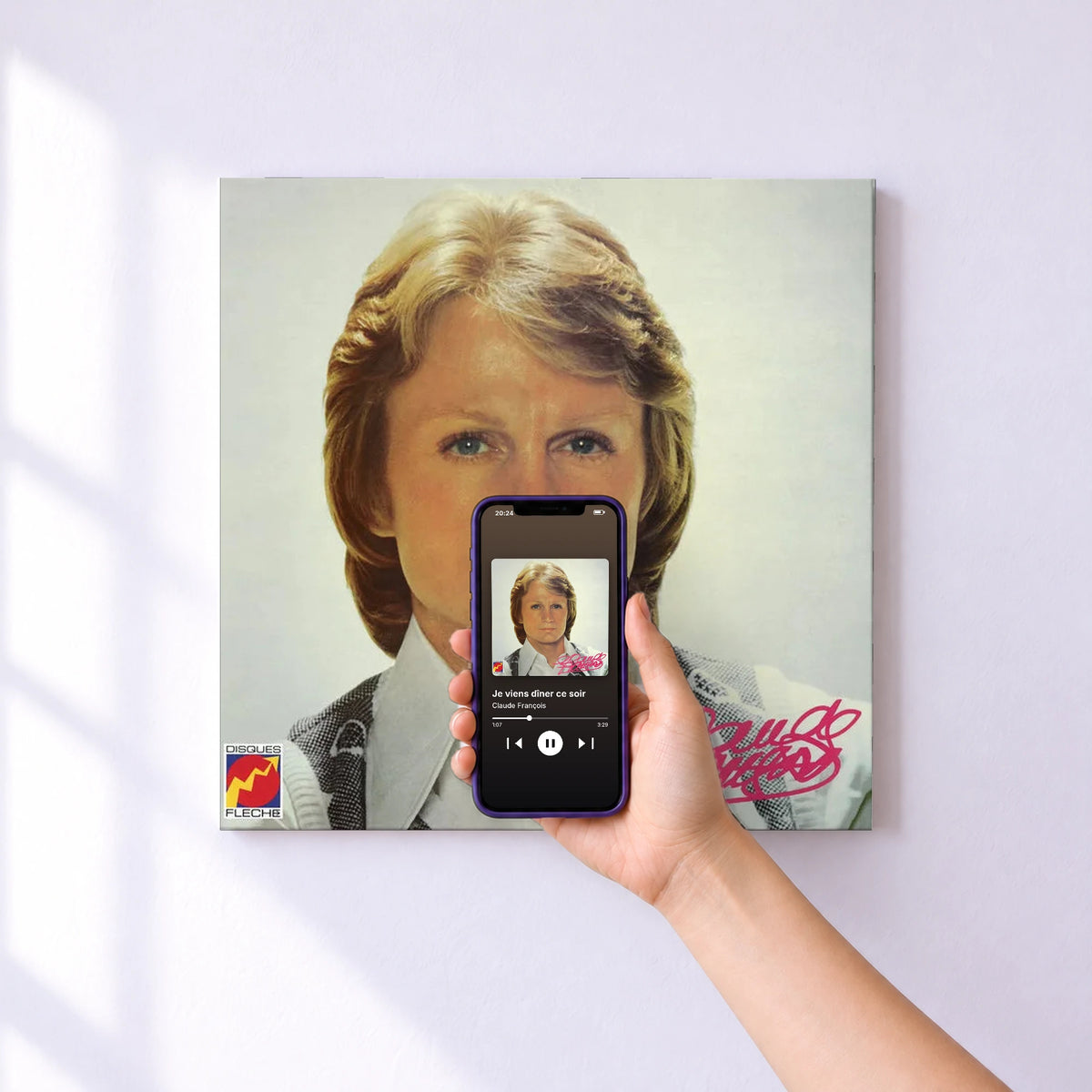 Affiche connectée Je viens dîner ce soir de Claude François au mur : l'album se lance en approchant le téléphone