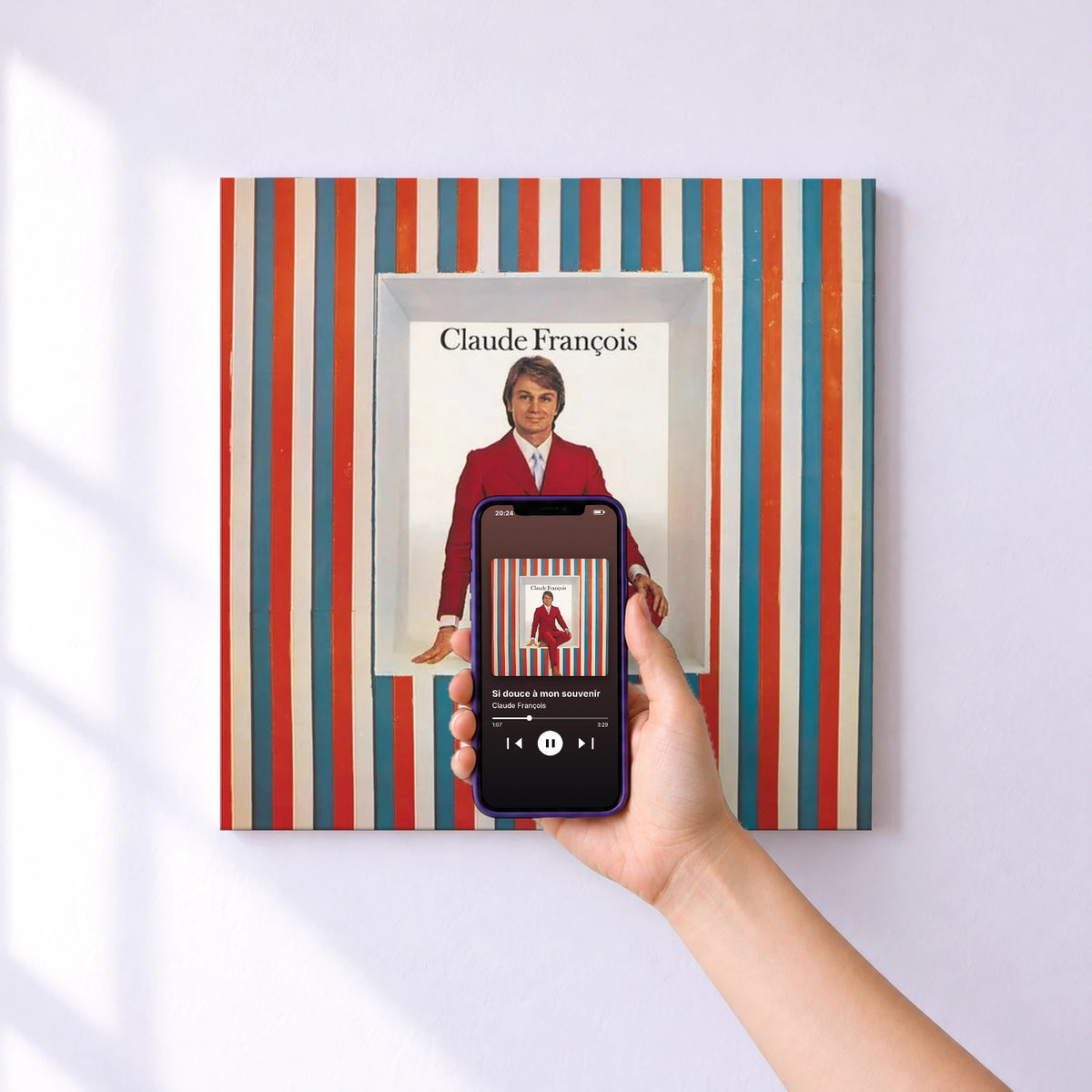 Affiche connectée Si douce à mon souvenir de Claude François au mur : l'album se lance en approchant le téléphone
