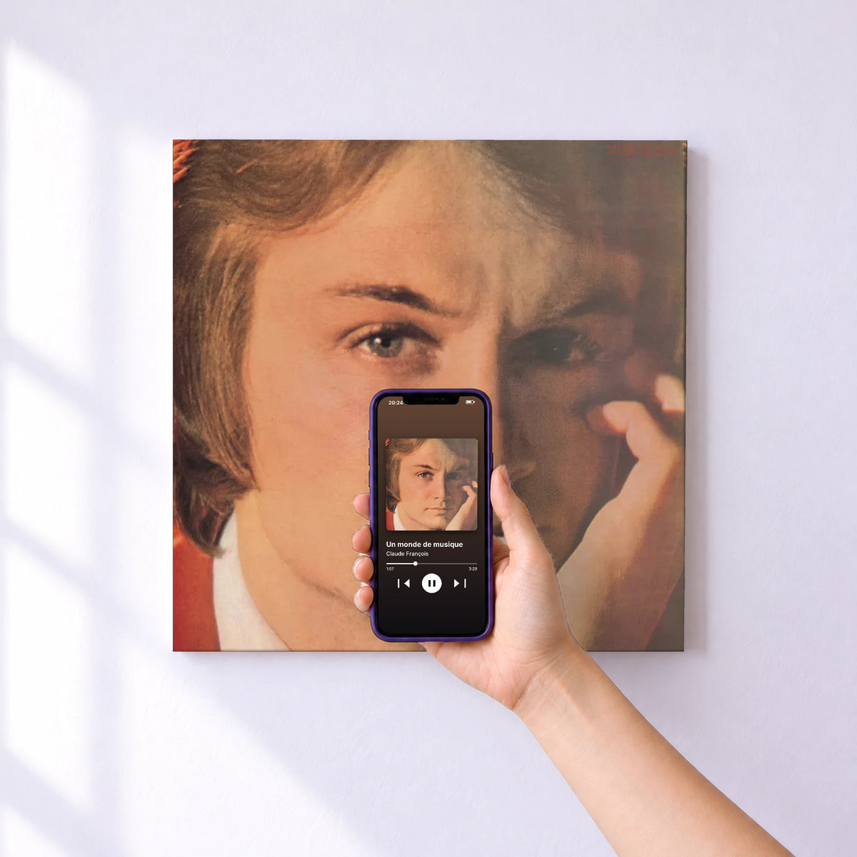 Affiche connectée Un monde de musique de Claude François au mur : l'album se lance en approchant le téléphone