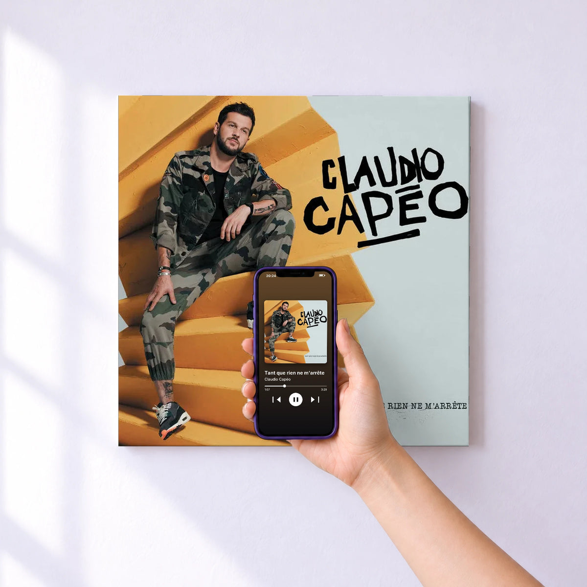 Affiche connectée Tant que rien ne m'arrête de Claudio Capéo au mur : l'album se lance en approchant le téléphone