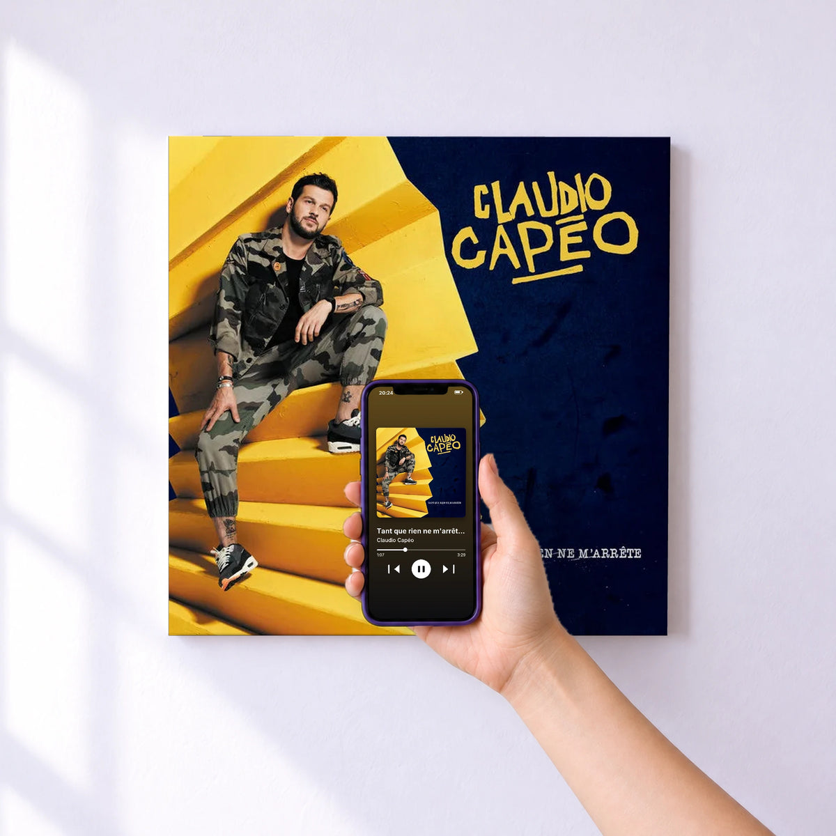 Affiche connectée Tant que rien ne m'arrête (Version deluxe) de Claudio Capéo au mur : l'album se lance en approchant le téléphone