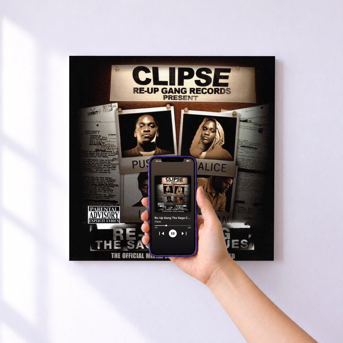 Affiche connectée Re-Up Gang The Saga Continues de Clipse au mur : l'album se lance en approchant le téléphone