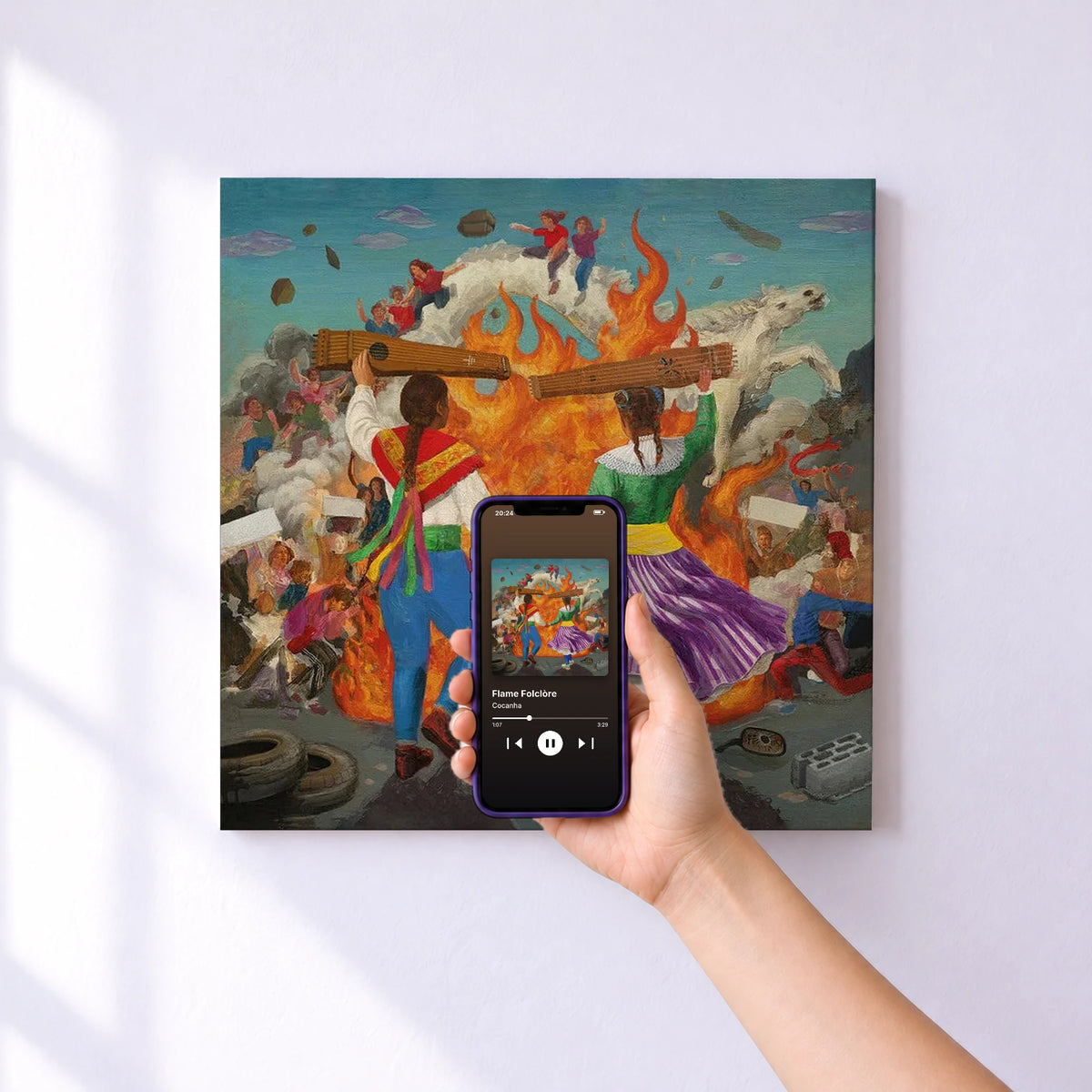 Affiche connectée Flame Folclòre de Cocanha au mur : l'album se lance en approchant le téléphone