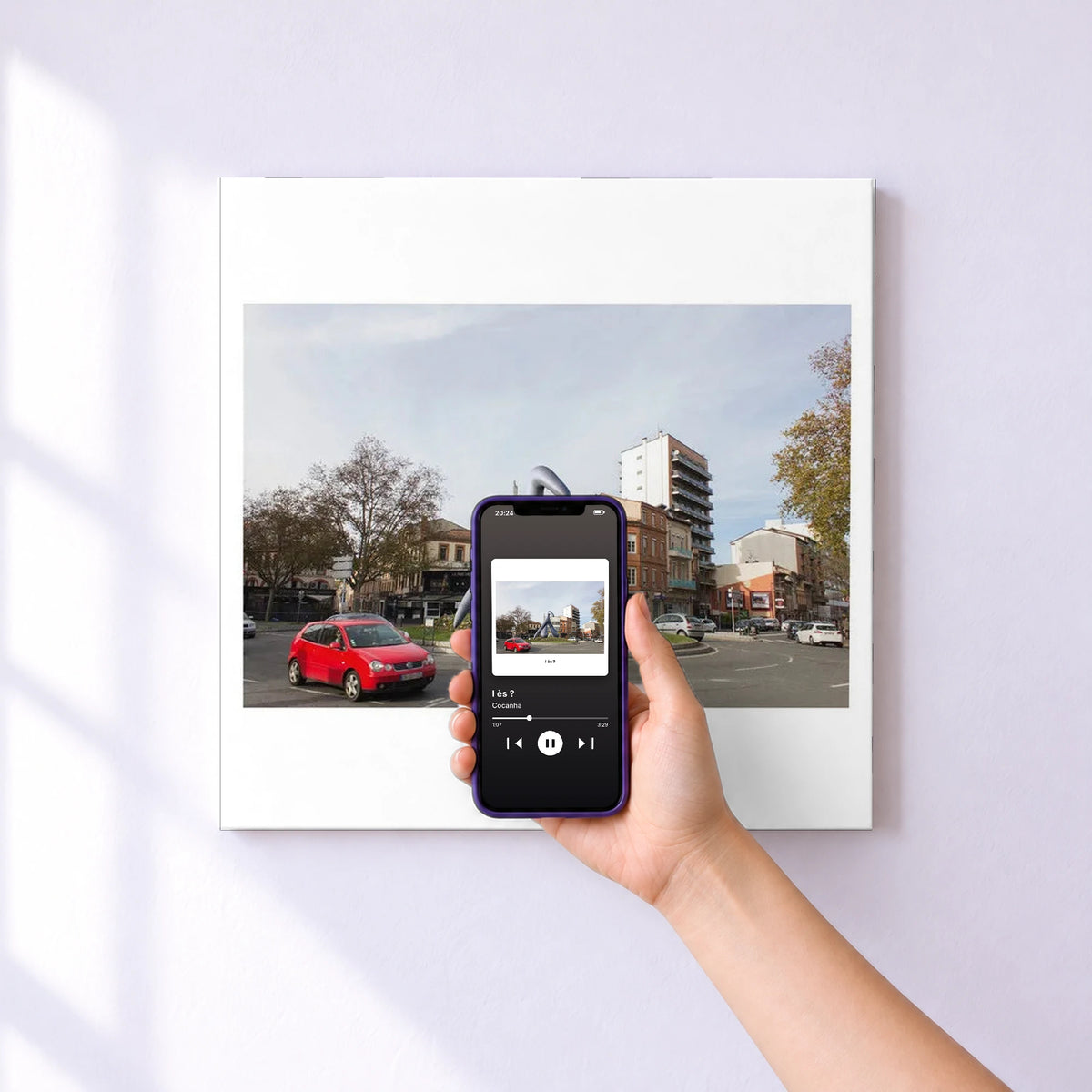 Affiche connectée I ès ? de Cocanha au mur : l'album se lance en approchant le téléphone