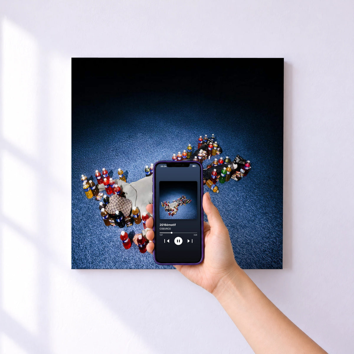 Affiche connectée 2016émotif de COEURCO au mur : l'album se lance en approchant le téléphone
