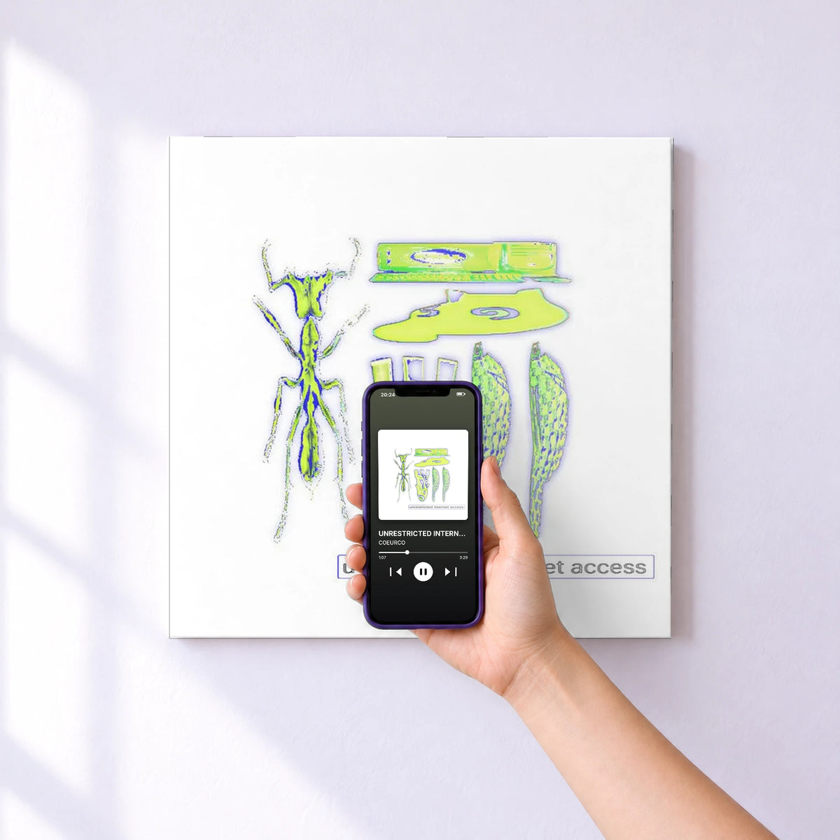 Affiche connectée UNRESTRICTED INTERNET ACCESS de COEURCO au mur : l'album se lance en approchant le téléphone