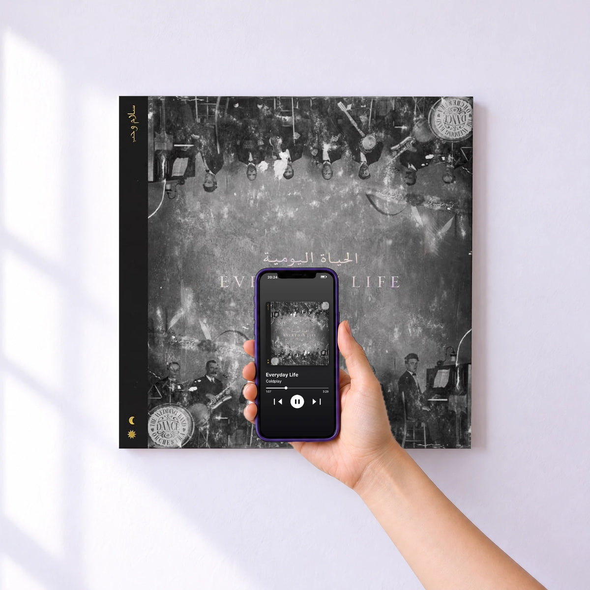 Affiche connectée Everyday Life de Coldplay au mur : l'album se lance en approchant le téléphone