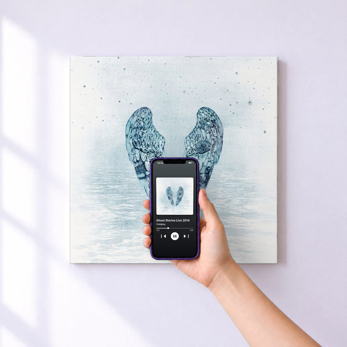 Affiche connectée Ghost Stories Live 2014 de Coldplay au mur : l'album se lance en approchant le téléphone