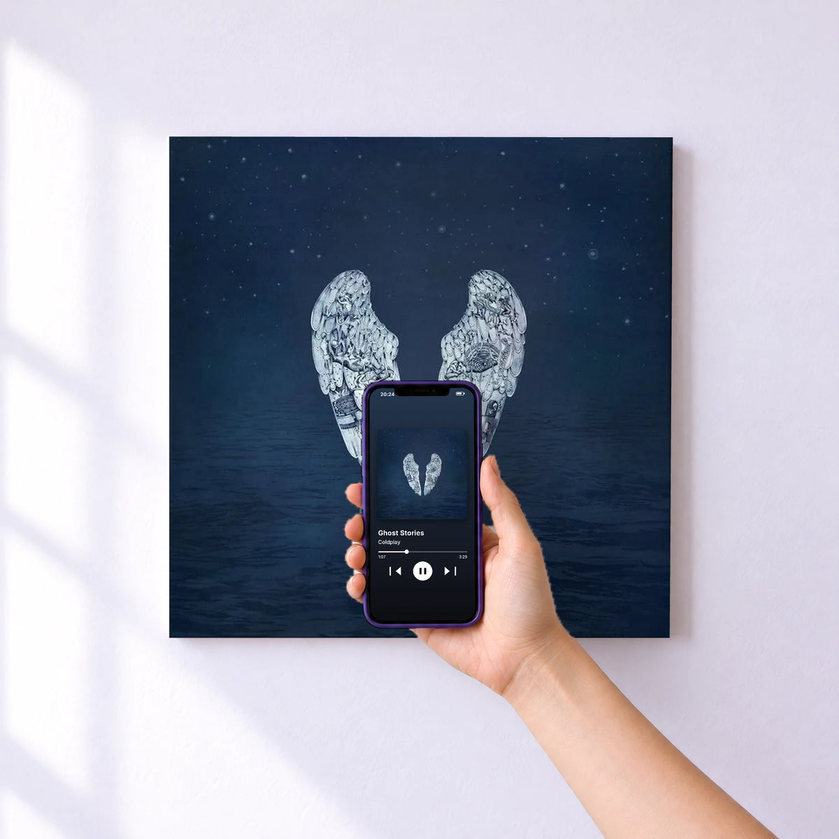 Affiche connectée Ghost Stories de Coldplay au mur : l'album se lance en approchant le téléphone