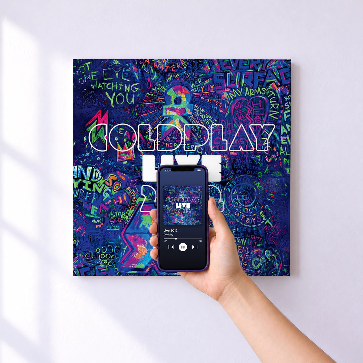 Affiche connectée Live 2012 de Coldplay au mur : l'album se lance en approchant le téléphone
