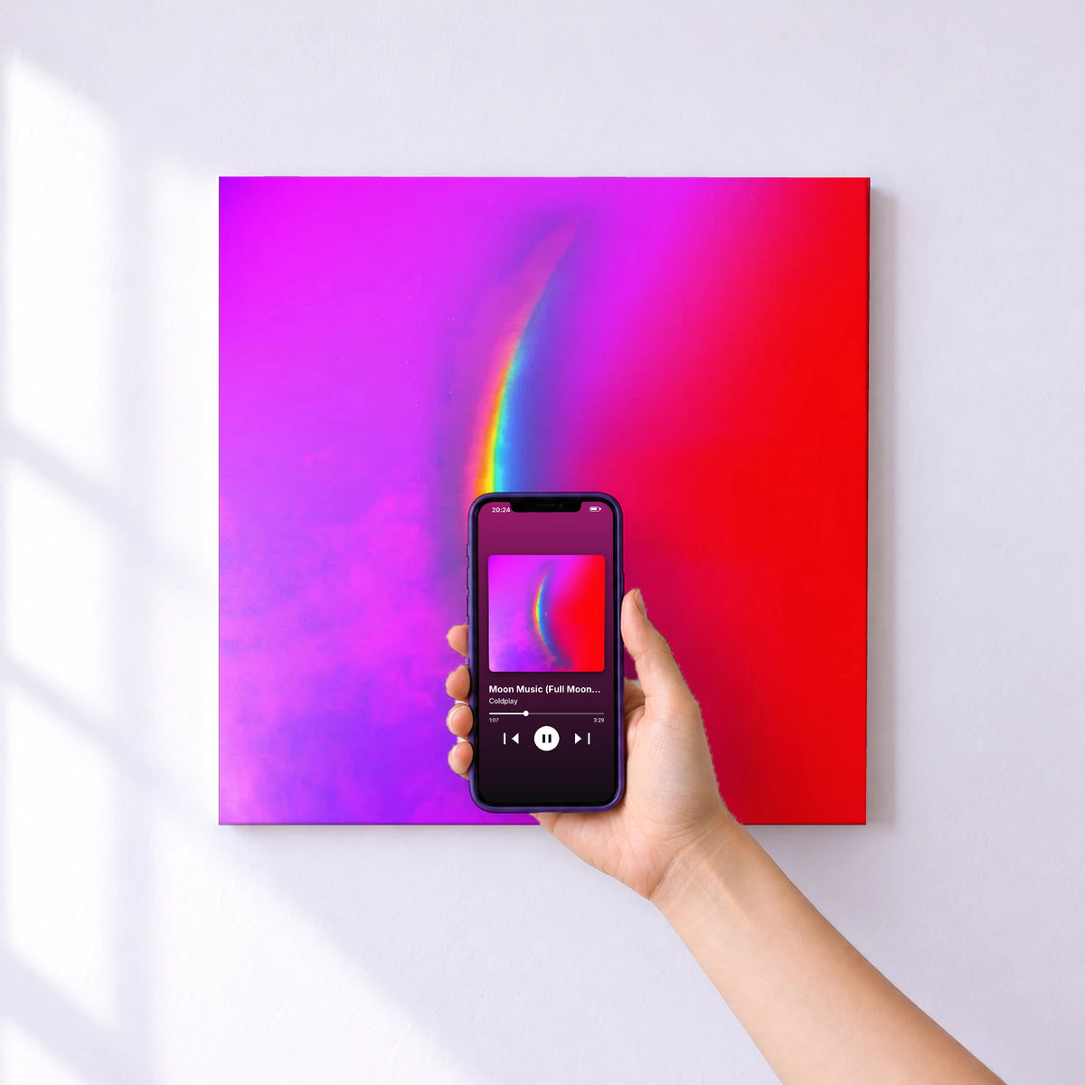 Affiche connectée Moon Music (Full Moon Edition) de Coldplay au mur : l'album se lance en approchant le téléphone