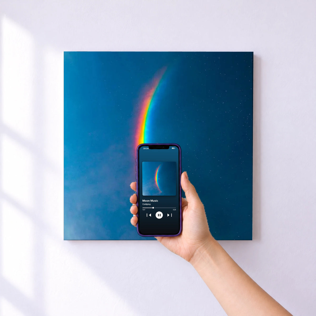 Affiche connectée Moon Music de Coldplay au mur : l'album se lance en approchant le téléphone