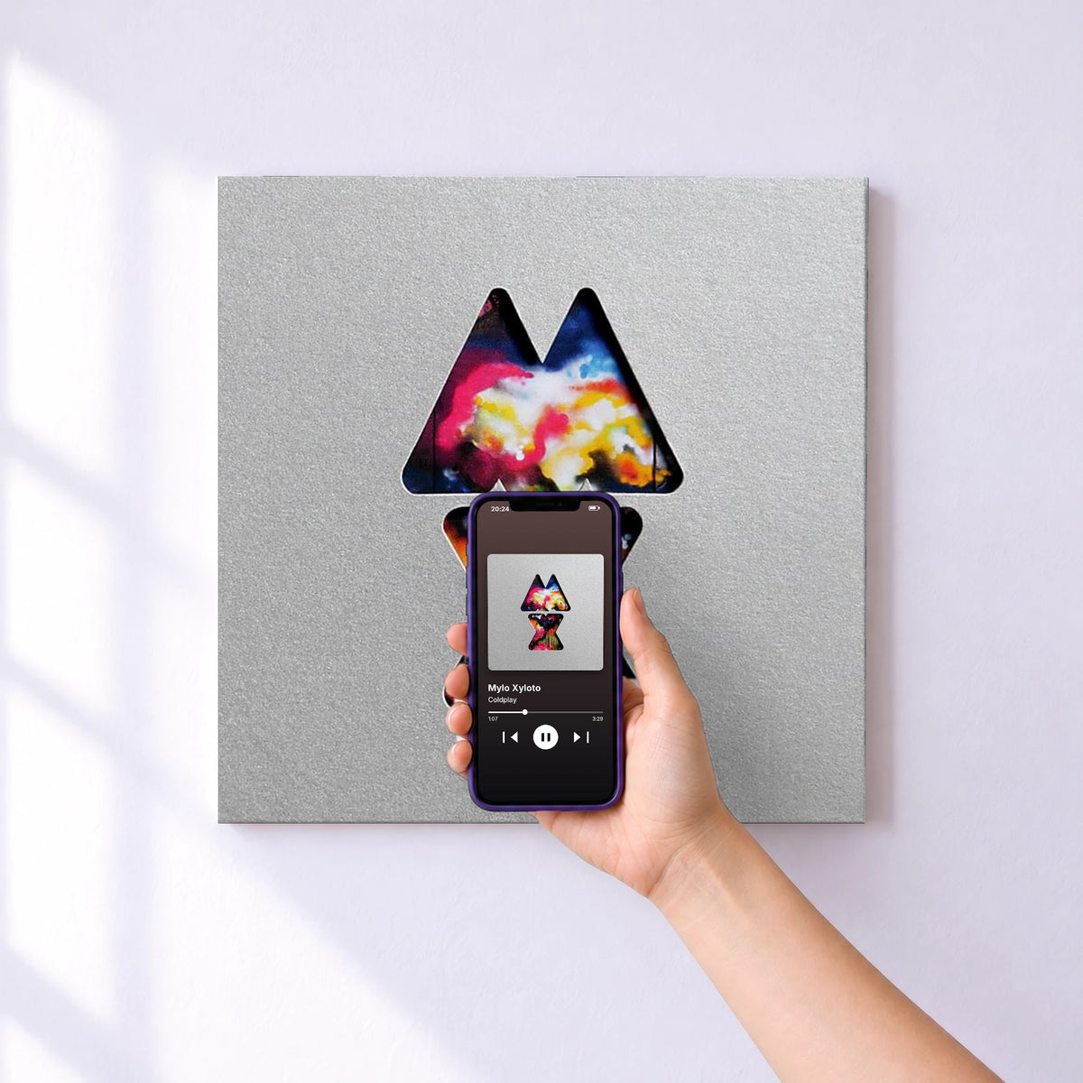 Affiche connectée Mylo Xyloto de Coldplay au mur : l'album se lance en approchant le téléphone