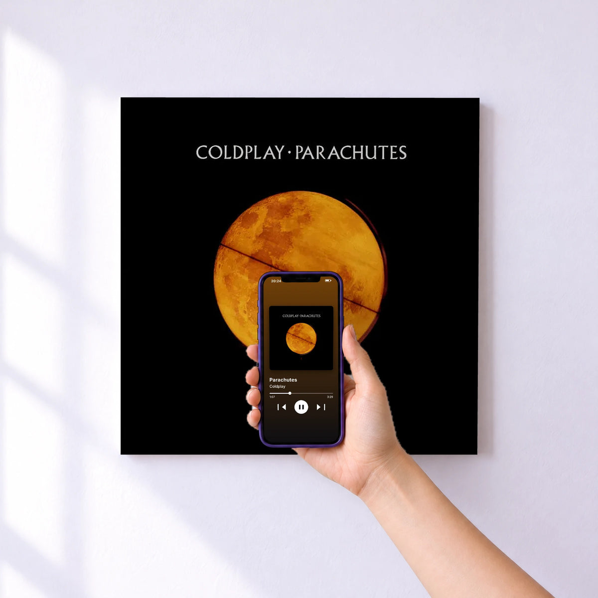 Affiche connectée Parachutes de Coldplay au mur : l'album se lance en approchant le téléphone