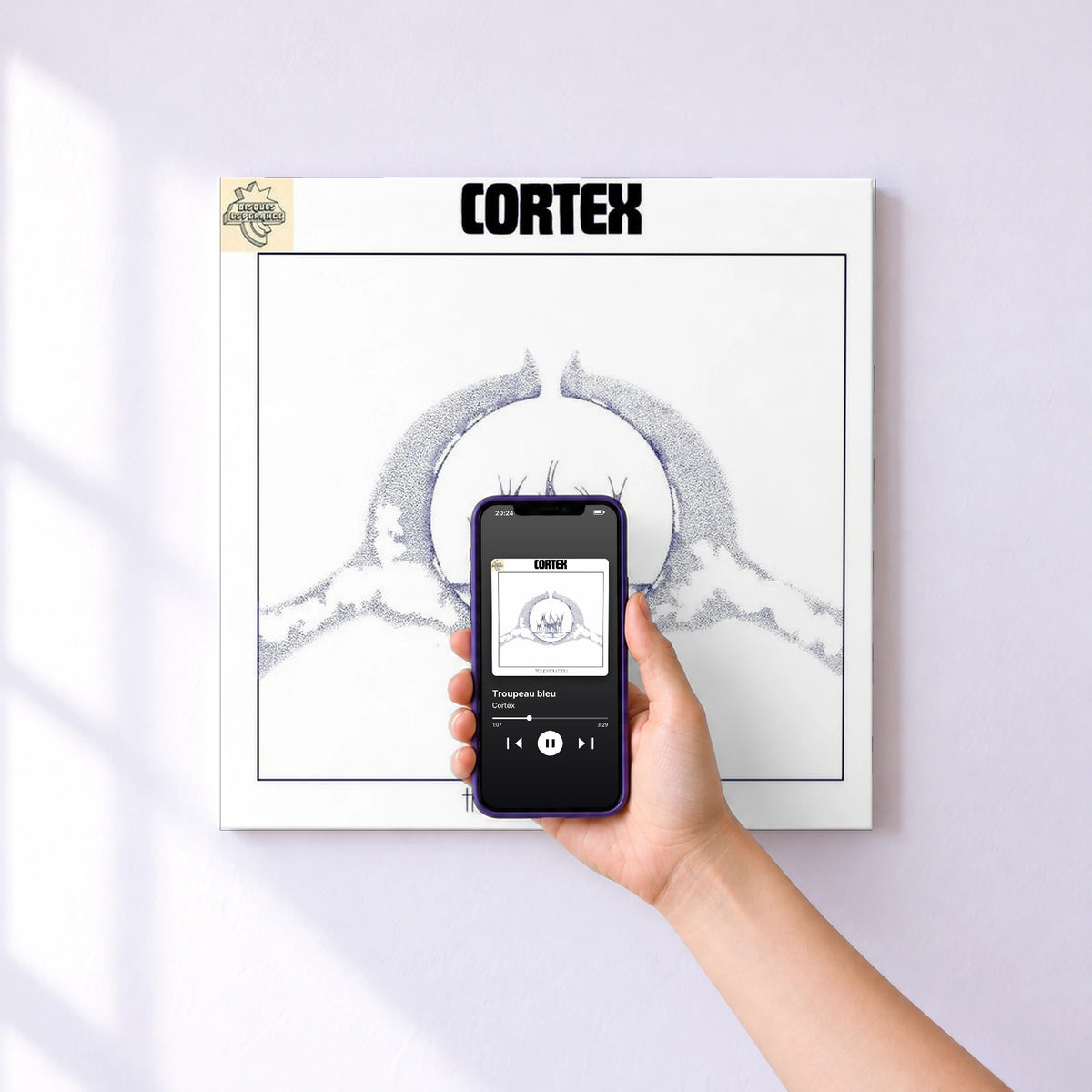 Affiche connectée Troupeau bleu de Cortex au mur : l'album se lance en approchant le téléphone
