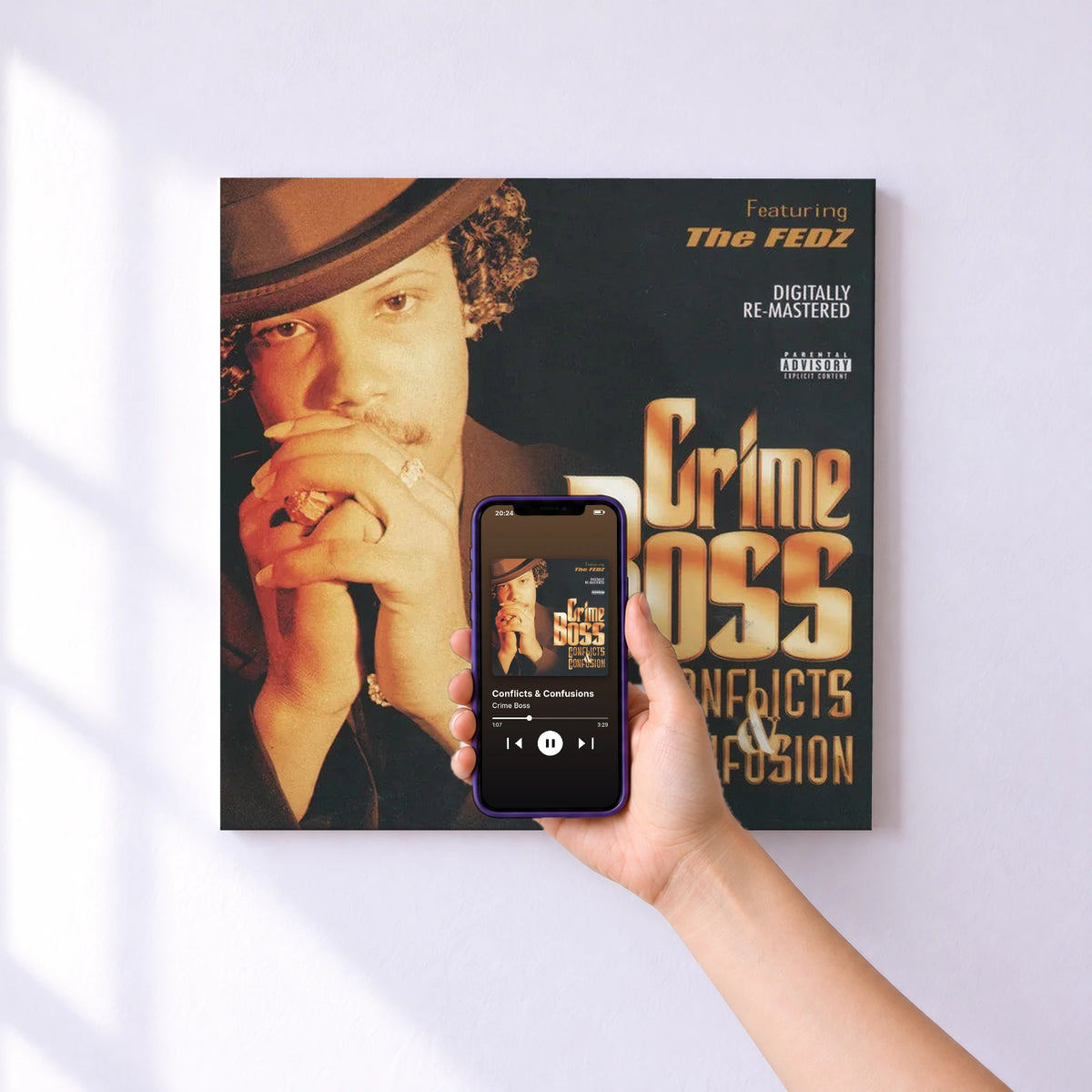 Affiche connectée Conflicts & Confusions de Crime Boss au mur : l'album se lance en approchant le téléphone
