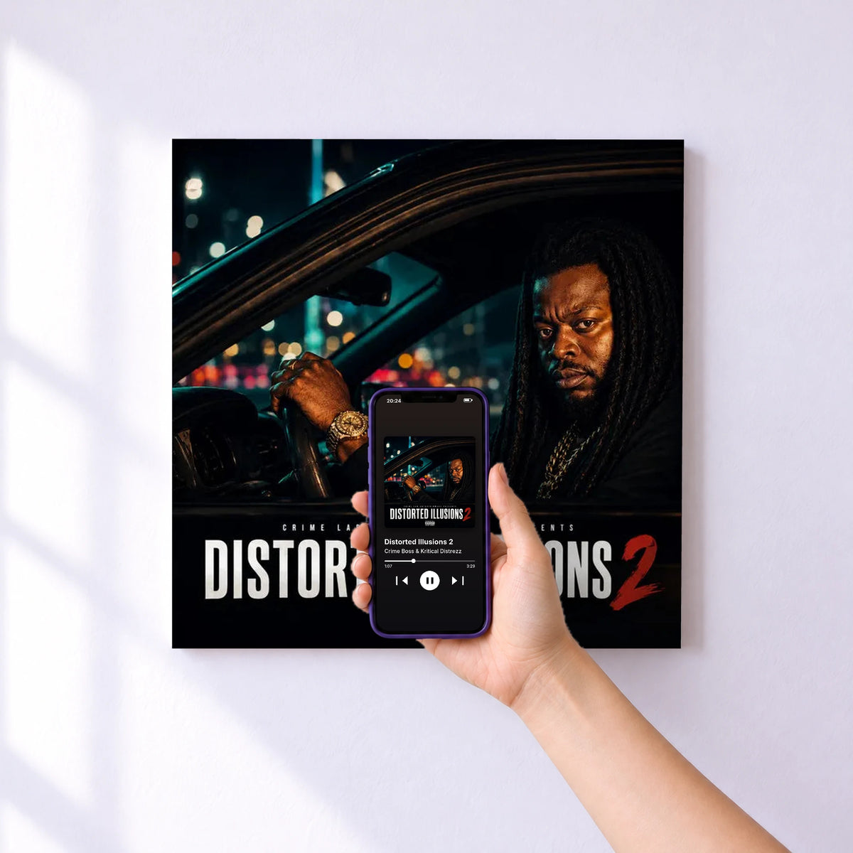 Affiche connectée Distorted Illusions 2 de Crime Boss & Kritical Distrezz au mur : l'album se lance en approchant le téléphone