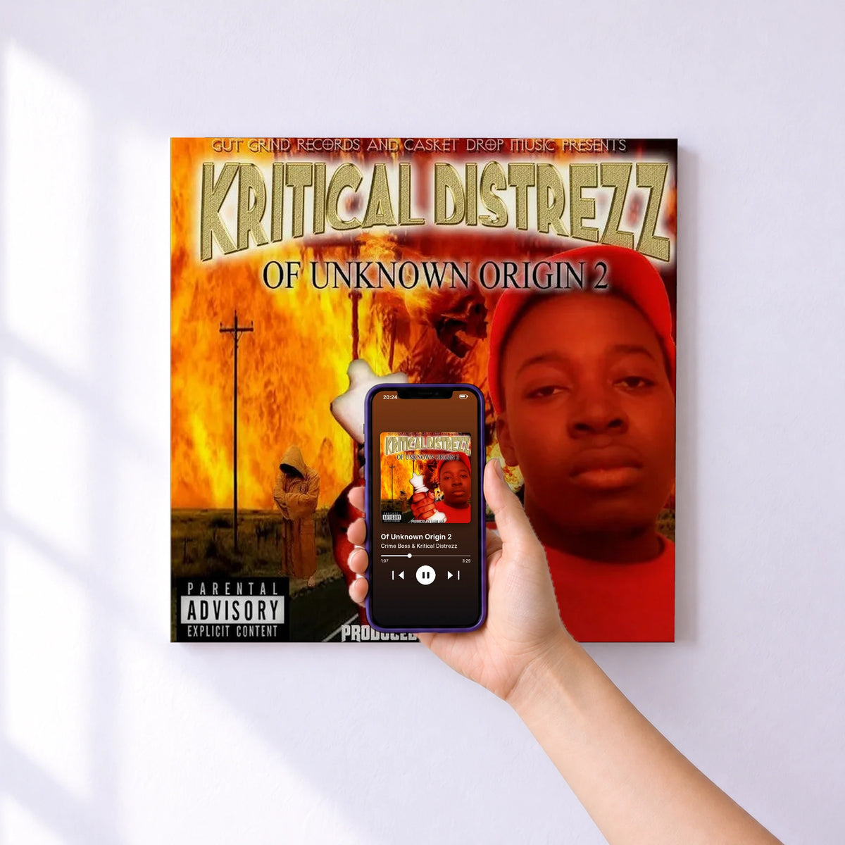 Affiche connectée Of Unknown Origin 2 de Crime Boss & Kritical Distrezz au mur : l'album se lance en approchant le téléphone