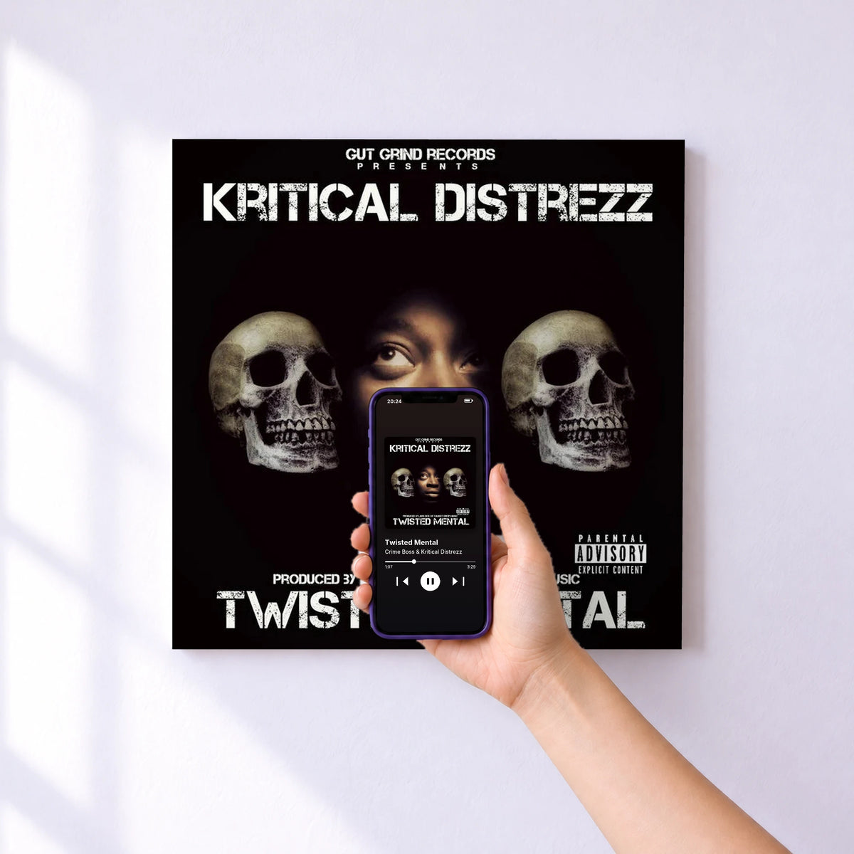 Affiche connectée Twisted Mental de Crime Boss & Kritical Distrezz au mur : l'album se lance en approchant le téléphone