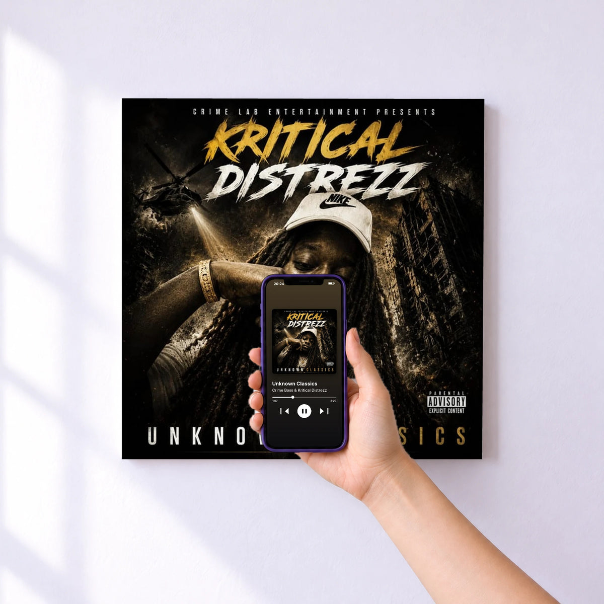 Affiche connectée Unknown Classics de Crime Boss & Kritical Distrezz au mur : l'album se lance en approchant le téléphone