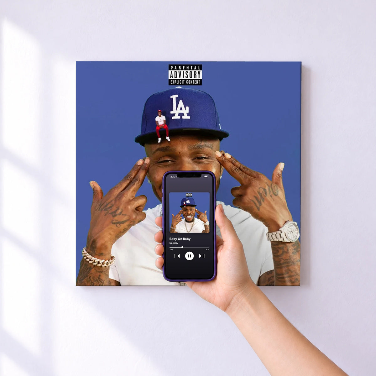 Affiche connectée Baby On Baby de DaBaby au mur : l'album se lance en approchant le téléphone
