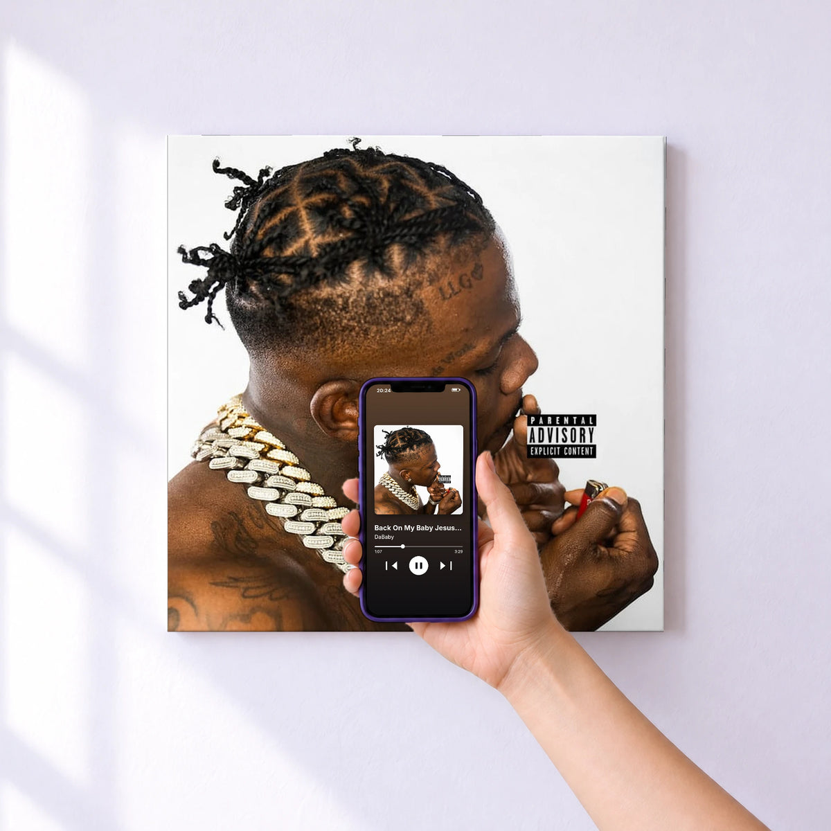 Affiche connectée Back On My Baby Jesus Sh!t AGAIN de DaBaby au mur : l'album se lance en approchant le téléphone