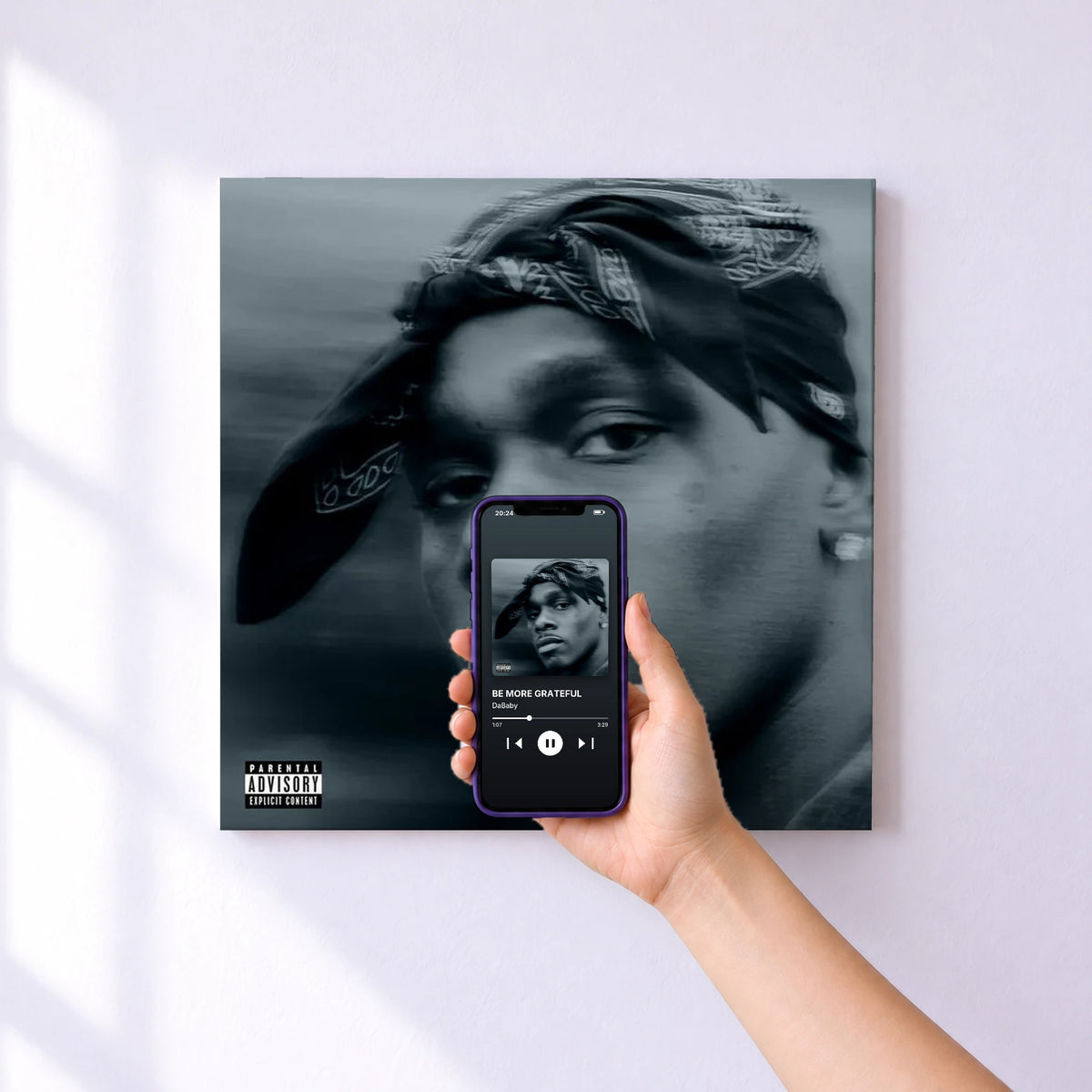 Affiche connectée BE MORE GRATEFUL de DaBaby au mur : l'album se lance en approchant le téléphone