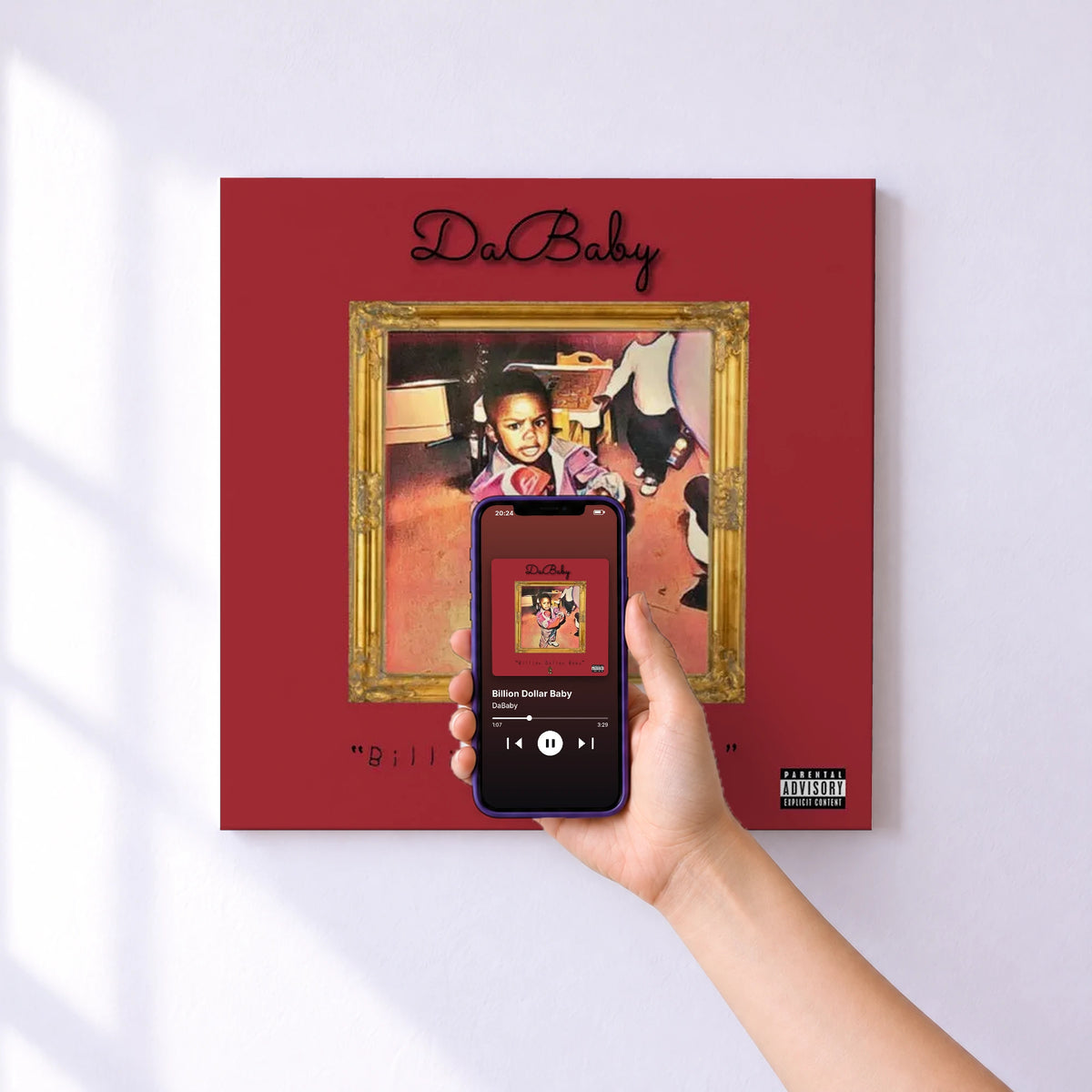 Affiche connectée Billion Dollar Baby de DaBaby au mur : l'album se lance en approchant le téléphone