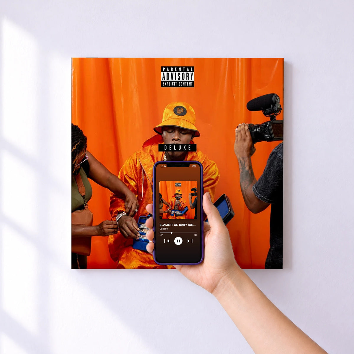 Affiche connectée BLAME IT ON BABY (DELUXE) de DaBaby au mur : l'album se lance en approchant le téléphone