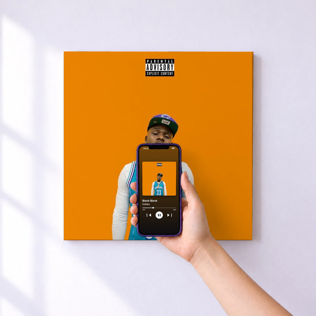 Affiche connectée Blank Blank de DaBaby au mur : l'album se lance en approchant le téléphone