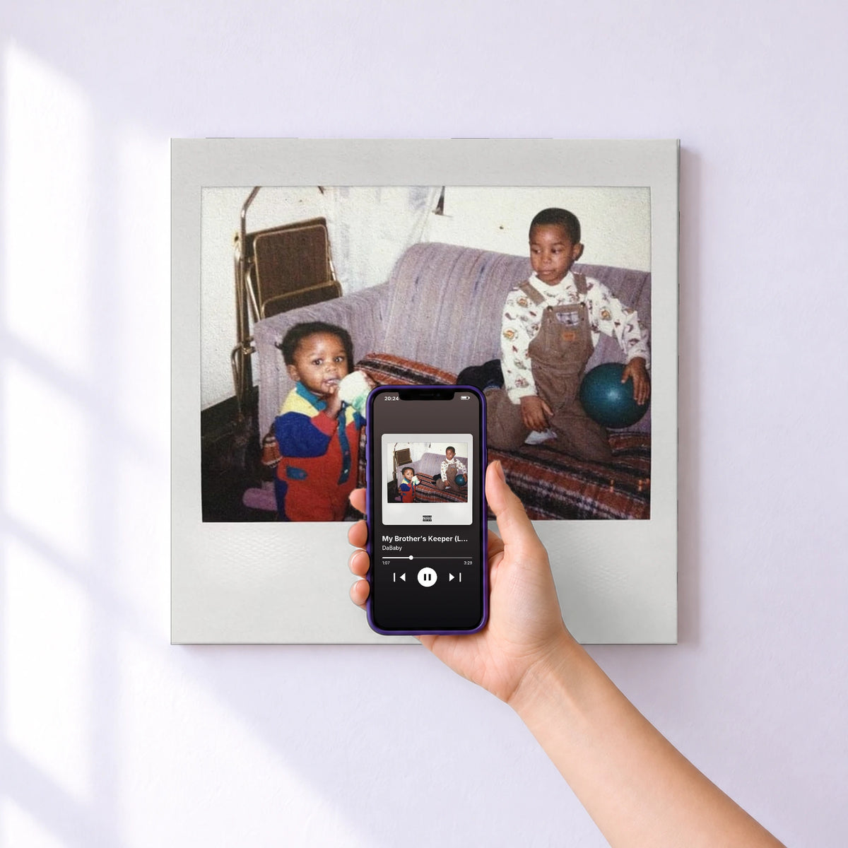 Affiche connectée My Brother’s Keeper (Long Live G) de DaBaby au mur : l'album se lance en approchant le téléphone