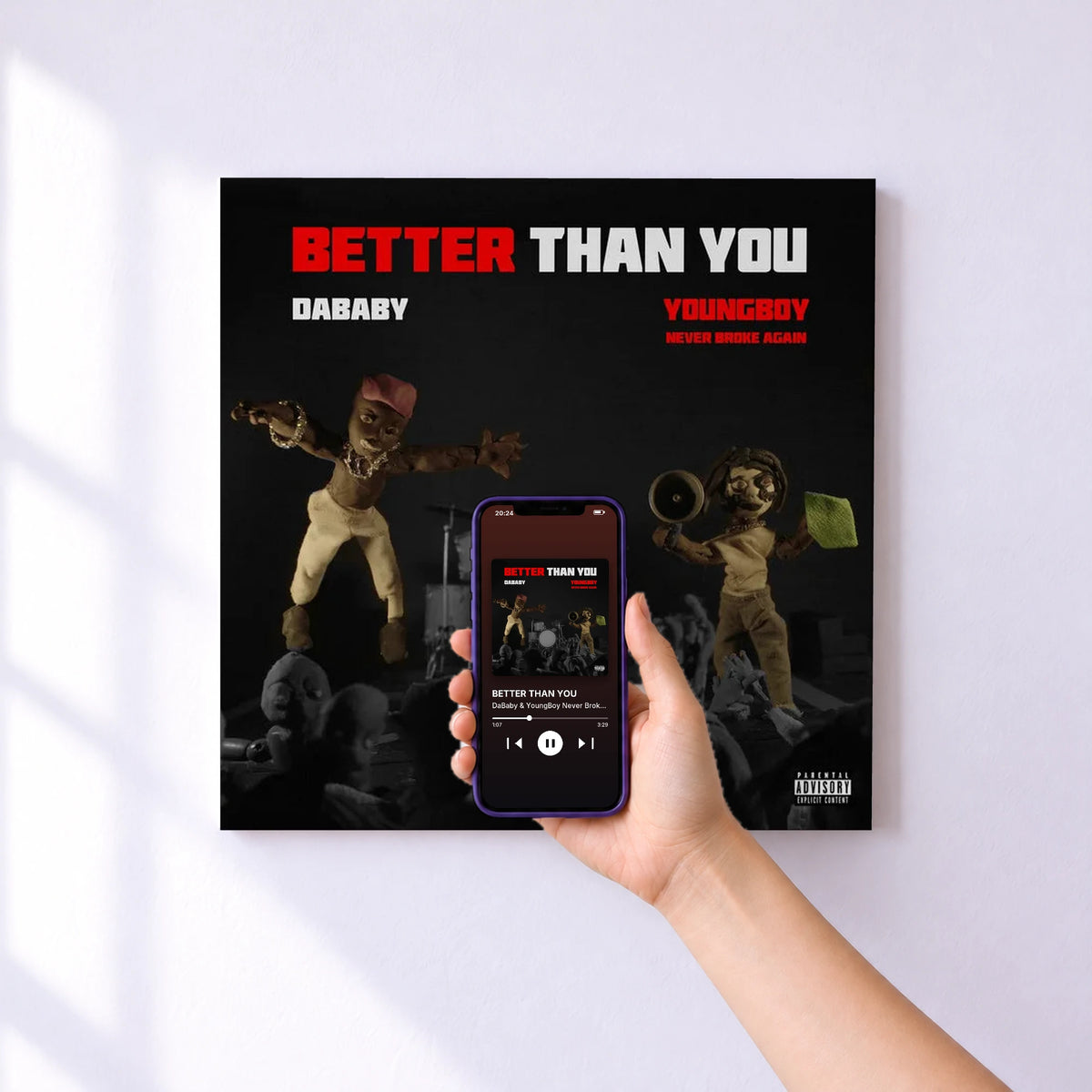 Affiche connectée BETTER THAN YOU de DaBaby & YoungBoy Never Broke Again au mur : l'album se lance en approchant le téléphone