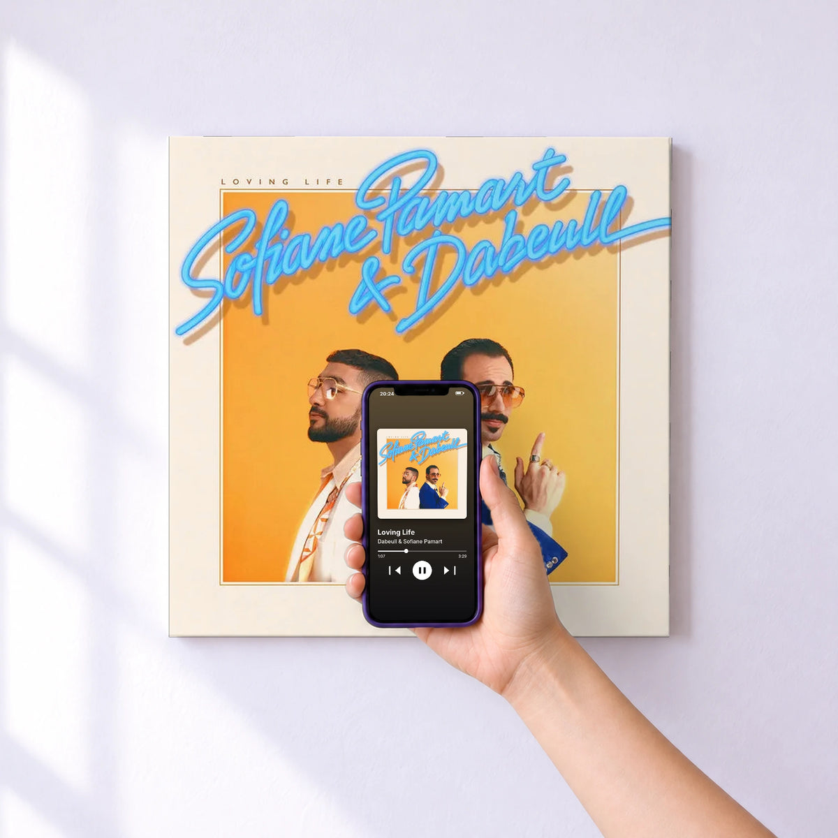 Affiche connectée Loving Life de Dabeull & Sofiane Pamart au mur : l'album se lance en approchant le téléphone