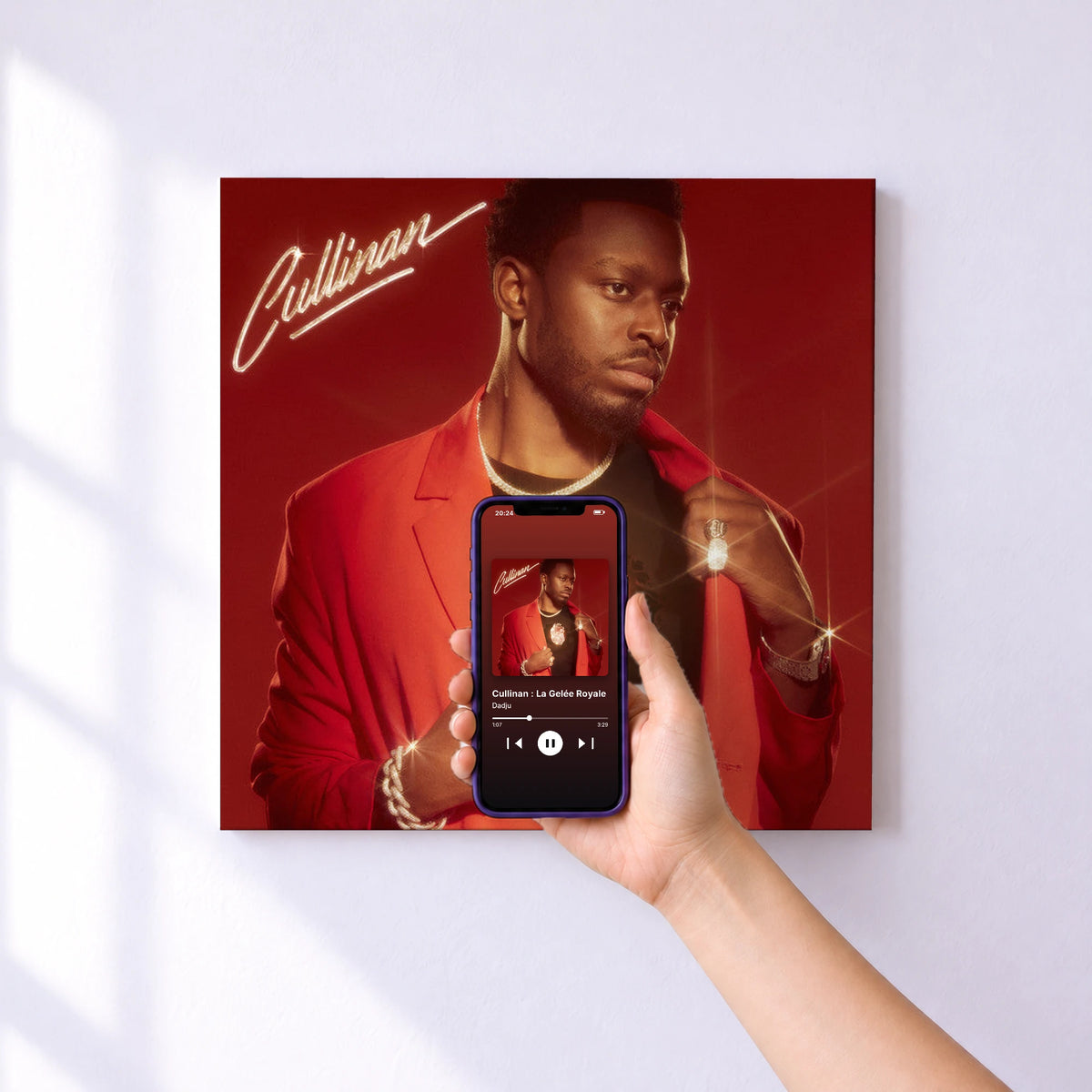 Affiche connectée Cullinan : La Gelée Royale de Dadju au mur : l'album se lance en approchant le téléphone