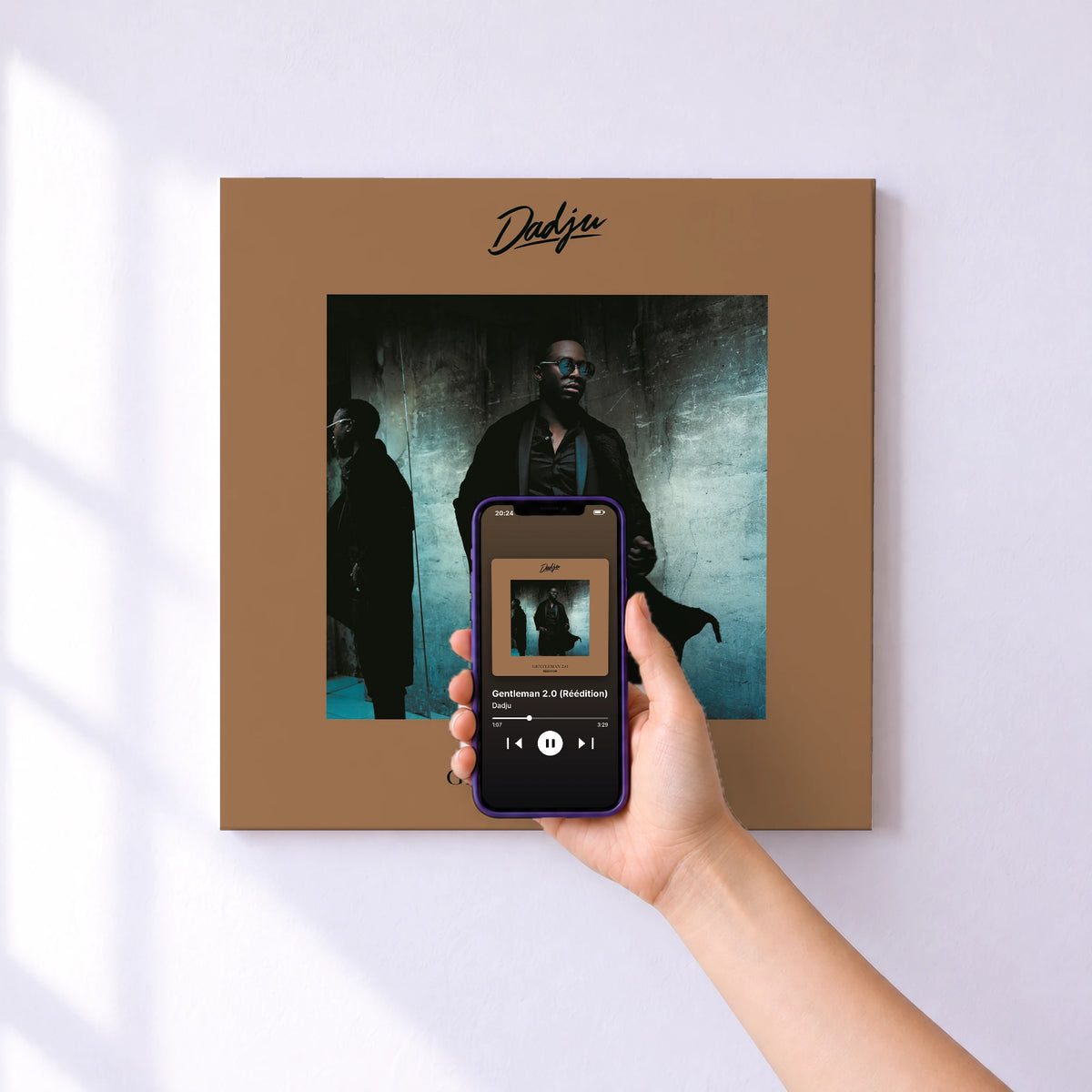 Affiche connectée Gentleman 2.0 (Réédition) de Dadju au mur : l'album se lance en approchant le téléphone