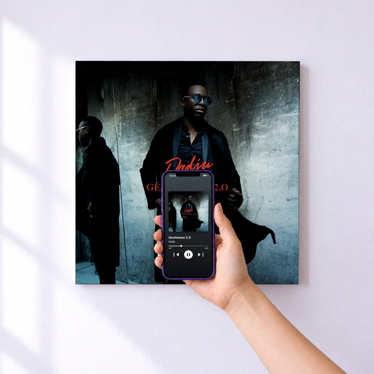 Affiche connectée Gentleman 2.0 de Dadju au mur : l'album se lance en approchant le téléphone