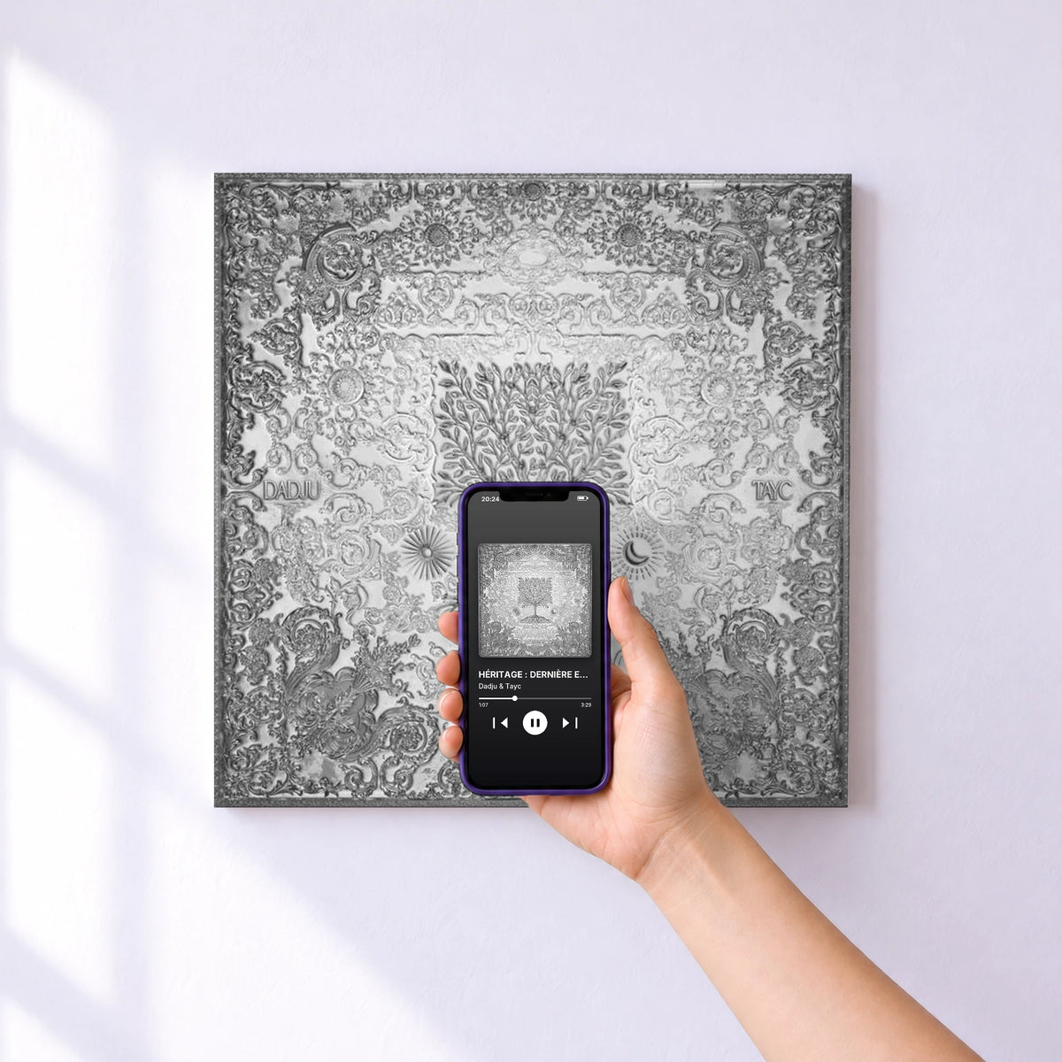 Affiche connectée HÉRITAGE : DERNIÈRE EMPREINTE de Dadju & Tayc au mur : l'album se lance en approchant le téléphone