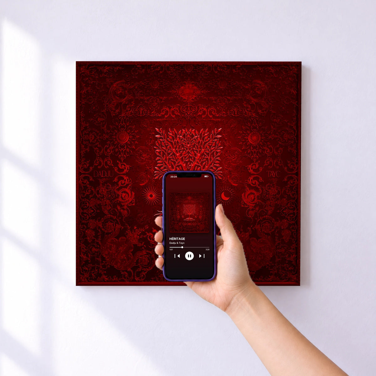 Affiche connectée HÉRITAGE de Dadju & Tayc au mur : l'album se lance en approchant le téléphone