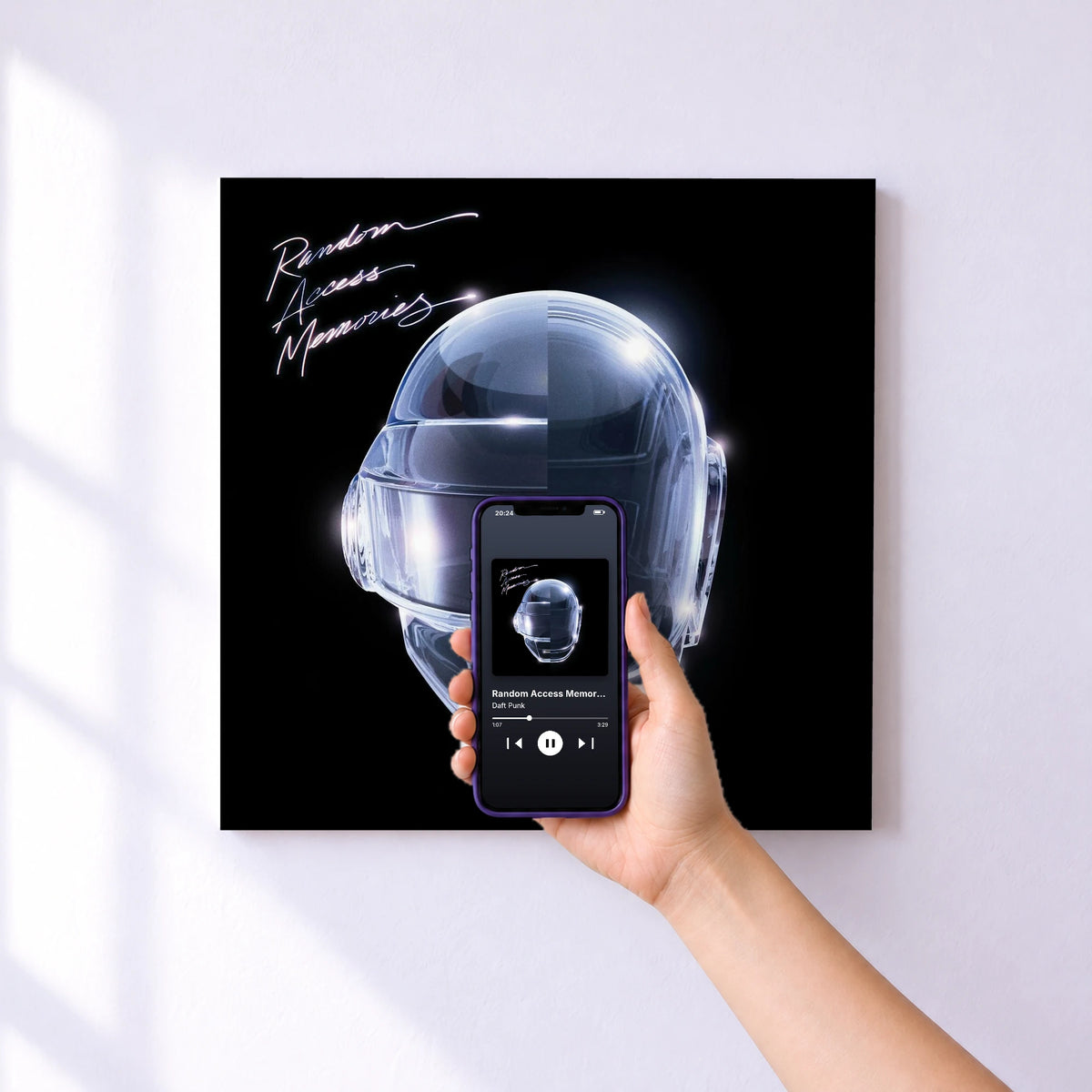 Affiche connectée Random Access Memories (10th Anniversary Edition) de Daft Punk au mur : l'album se lance en approchant le téléphone